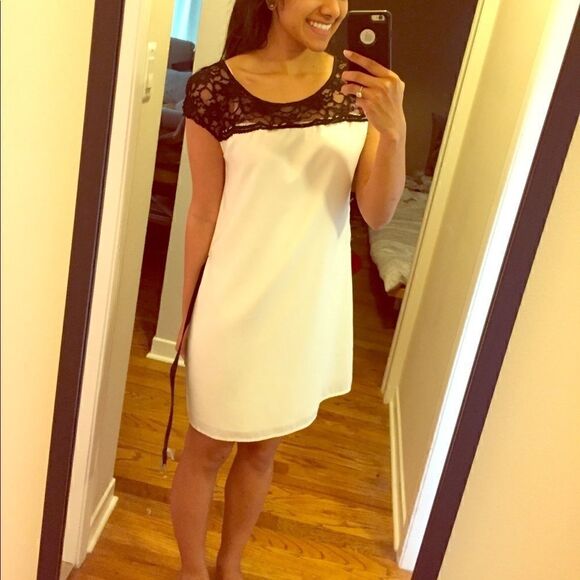 Colorblock Lace Neck Express belted shift dress - Picture 2 of 8